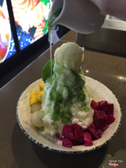 Ăn hết lớp ngoài thì cứ cho syrup kiwi vào từ từ, vậy sẽ ngon hơn