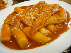 Tokbokki (bánh gạo cay Hàn Quốc), vị sốt thơm, ngon của Hàn Quốc, kết hợp bánh gạo mềm dẻo, chả cá, rau, hành tây khiến hương vị hấp dẫn cực kỳ: 17k.