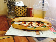 Combo 1 bánh mì Hội An đặc biệt + 1 trà quất 30k