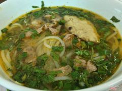 Bún bò tái chả