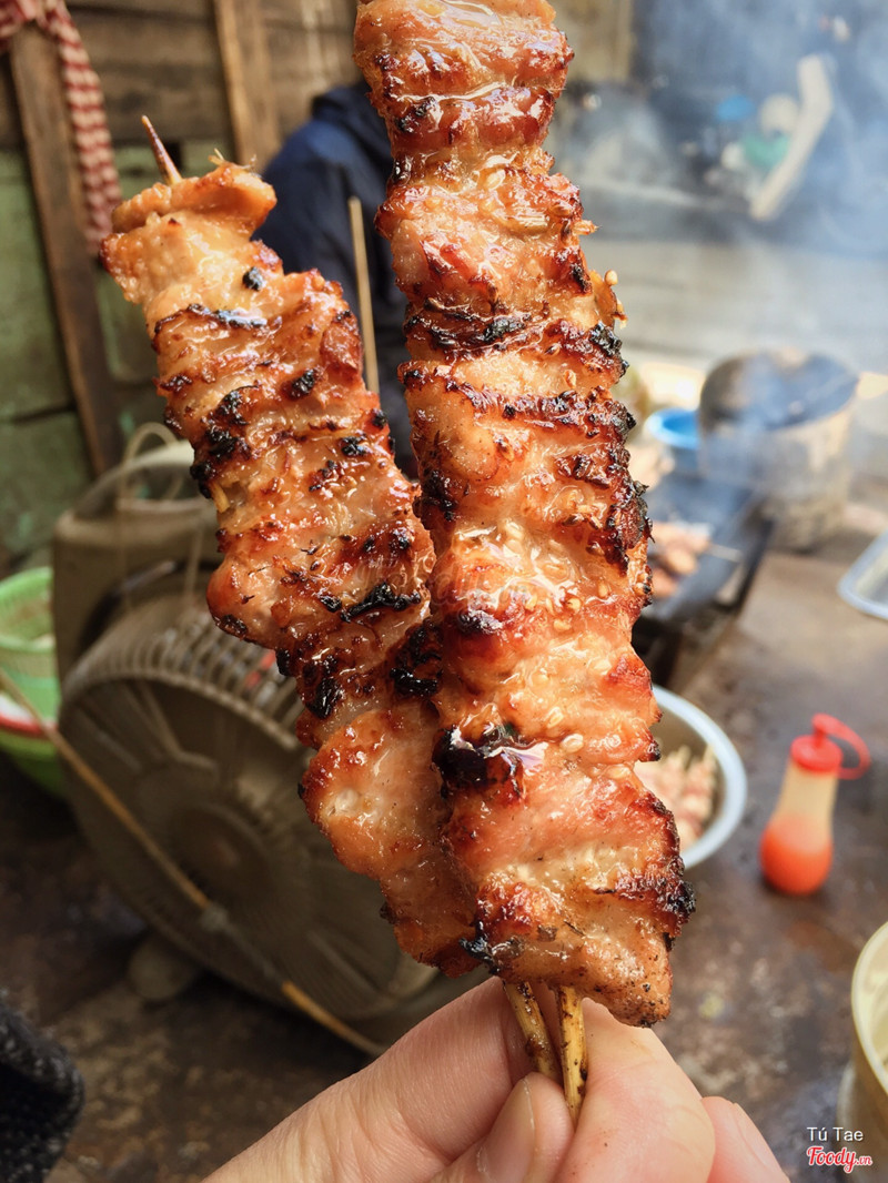 Thịt xiên nướng nâu vàng óng ánh luôn kakaka