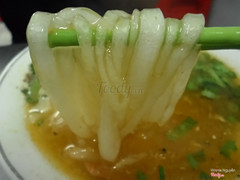 Cơng bánh canh bột lọc