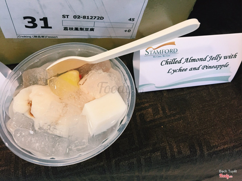 Chilled Almond Jelly wt Lychee & Pineapple (dịch nôm na là: Chè Khúc Bạch 😅) Cái món desserts này họ khen nức nở, giống Chè Khúc Bạch quê mình 🤗 (K rõ là mình nhái theo họ, hay họ dập khuôn mình nữa?). Nhg desserts này có thêm cả dứa (pineapple), nhg thực ra ăn dứa cùng cái ngọt này rõ là klquan í (vì dứa thì chua, ăn vs ngọt chả hợp 😫)