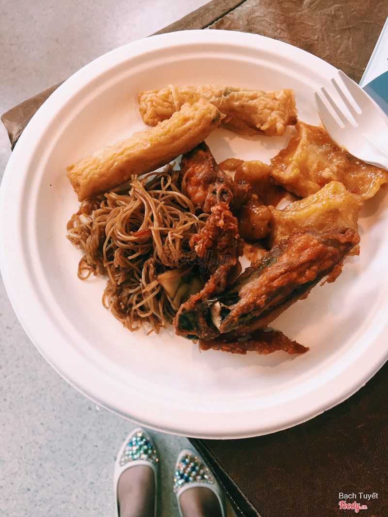 Some kinds of grill chopped fish (but its dry and hard to eat 😭) Chicken wings are better but a little bit salty 😅 The fried noodles are oily, which direct contribute to high blood pressure and heart disease for sure LOL