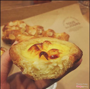 Touslesjour đây là lần thứ 2 mình đến. Nhiều loại bánh đa dạng và mới có thêm egg tart và cream cheese tảt mình thích. Có điều, có thể là mình đi buổi tối nên đen mà trà đào và trà vải đều dở tệ luôn ý cực kì tệ. Trà chẳng những pha bằng gói trà lipton cho thêm hương đào vải rồi mà quả vải còn bị héo úa, bị rượu rồi ý đắng chát 😔😔😔 Chắc lần sau có ghé chỉ dám uống đồ nóng ➖➖➖➖➖➖➖➖➖➖➖➖➖➖➖➖ #vscocam #ptfoods #instapic #instafoods #like4like #instadaily #photooftheday #ipcam #hanoifood #foodshare #foodpornshare #hanoian #eggtart