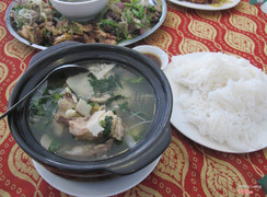 GÀ NẤU É