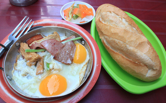 Bánh Mì Ốp La Trứng Gà Ta