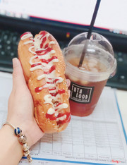 Đặt hotdog phô mai mà lại giao thường :(