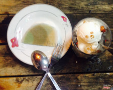 Kem miếng dừa có 3 vị được bọc bởi 1 miếng dừa ở bên ngoài. Miếng dừa hơi cứng :)) Mình có gọi thêm 1 phần kem nhãn. Nói chug kem ăn bao ngon bao rẻ. Quán khá đông khách và đặc biệt anh giữ xe rất dễ thương :))