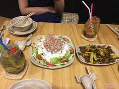 Món salad cá ngừ và mề gà xào sa tế. 