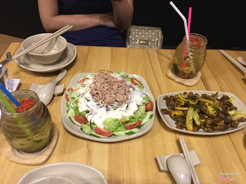 Món salad cá ngừ và mề gà xào sa tế. 