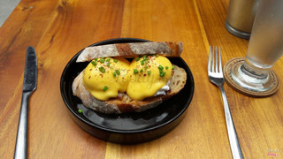 Egg benedict 80k thì phải 