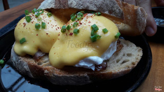 Egg benedict 80k thì phải. Có thịt ba chỉ hun khói rán ở dưới trứng