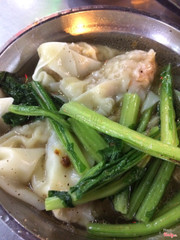 Sủi cảo vẫn ngon như mọi ngày. Tiếc là thái độ phục vụ vẫn không thay đổi, đi ăn như đi xin vại :))