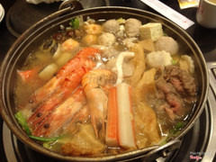 Lẩu hải sản 350k nhiều tôm, có thanh cua, thịt bò, còn lại linh tinh 