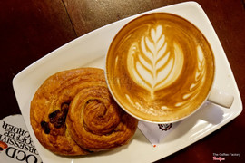 Bánh croissant nho và ly latte thơm đậm đà