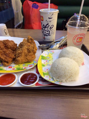 Gà rán và gà sốt đậu. Nước chanh chua 😋