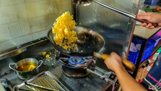 Cơm được chế biến ngay khi khách tới quán.