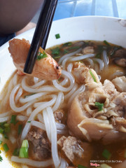 🌱🌱Bánh canh cua là món ăn chẳng còn lạ lẫm gì với người Bình Dương . Hình ảnh tô nước dùng sền sệt, đầy đủ thịt cua chắc ngọt , chả cua vàng tươi, giò heo dòn dòn… quả là vô cùng hấp dẫn vô cùng,