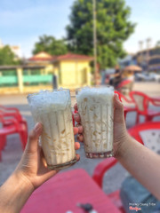 Dừa dầm hồ đào đêi. Lần đầu tiên ăn m thấy hơi ngọt vì hơi nhiều sữa đặc và sữa dừa nhưng cho thêm đá chắc cũng dịu đi nhiều. Một cốc dừa dầm thơm rõ mùi sữa dừa và sữa đặc, thoang thoảng mùi dừa. Hơn nữa còn có rất nhiều thạch dừa, trân châu dai dai cùng dừa non như vui chơi trong miệng :)))