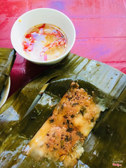 Bánh nậm và nước chấm được gia vị rất chuẩn