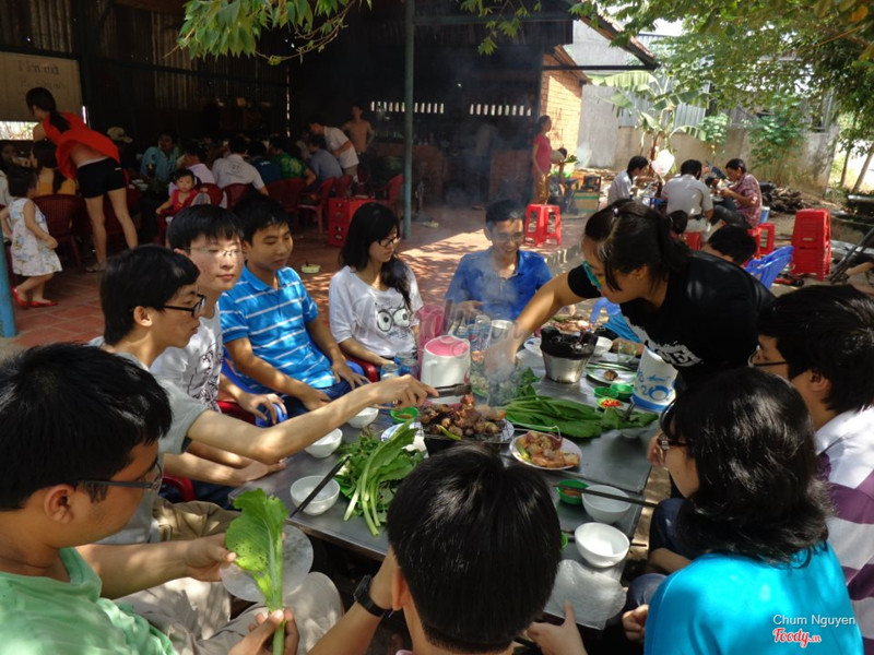 Quán đông khách buổi trưa Chủ nhật