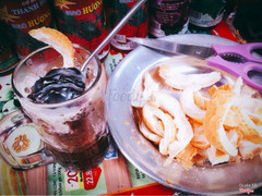 15k/ phần (1 ổ/ nửa ổ đồng giá). Phần này mình ăn ly cacao ngọt, 1 ổ bánh mì. Trong ly có ca cao dầm bên dưới, lớp sữa ở trên. Và thêm 1 muỗng Socola cho bạn khuấy khuấy dầm dầm vô li nếu thấy đắng :D