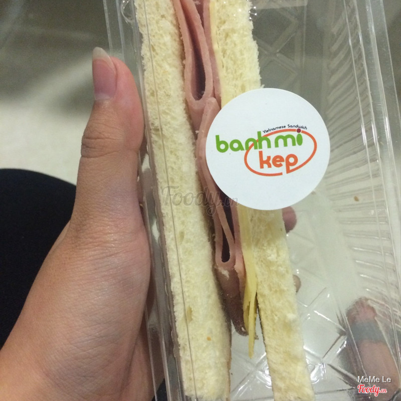 Bánh mì kẹp thịt hun khói