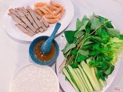 Món combo cuốn 60k. Ăn no luôn, nhiều chả ram và chả cá 