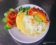 Cơm xúc xích trứng