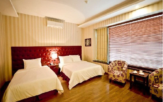 Night Hotel - Bùi Thị Xuân