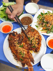 Cá cuốn bánh tráng chấm mắm cơm