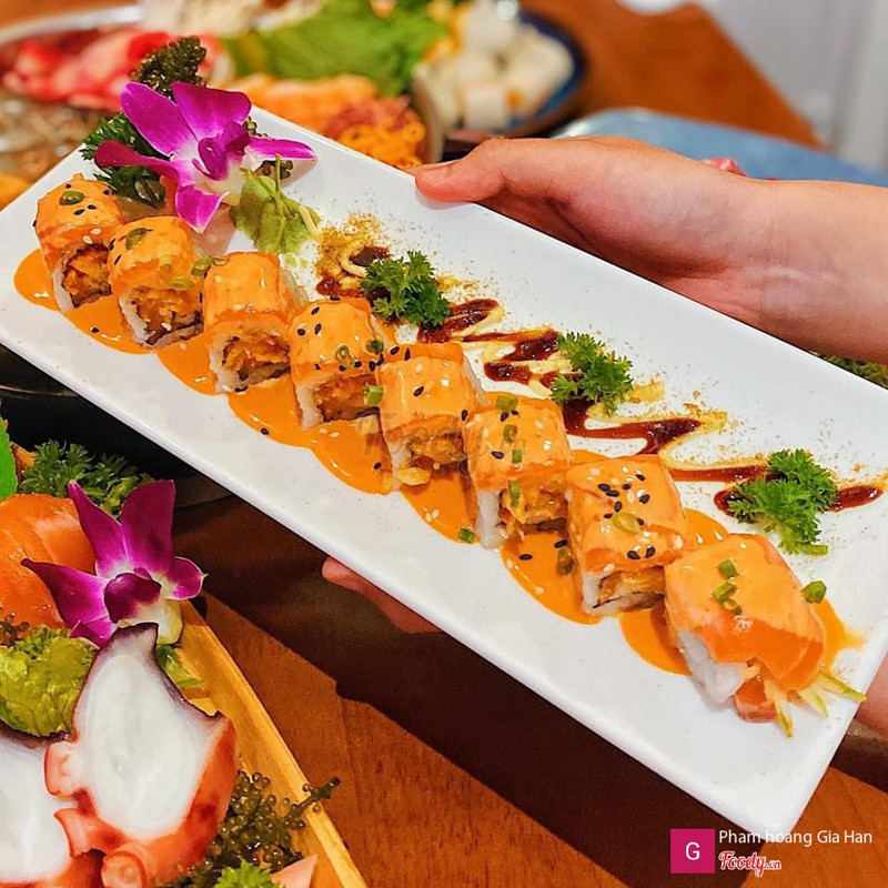 Sushi cá hồi sốt cay 75k rất ngon