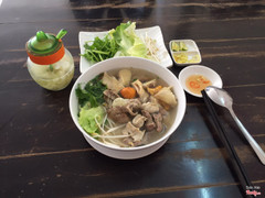 Hôm nay nghé quất một tô hủ tíu thập cẩm hết 58k thật đã thèm sẻ ghé quán thường xuyên hơn .ok thật tuyệt khi đói mà không ghé mì gà Hoàng Gia 