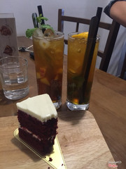 Redvelvet, táo bạc hà mật ong, và nước cam mật ong (không chắc là cam với gì)