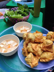 Bánh gối, sủi cảo- lê đại hành. Quán đông, bánh ăn không bị ngấy :))