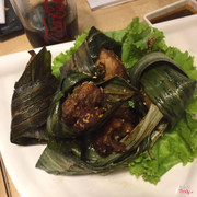 Gà cuộn lá nếp