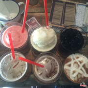 Đồ uống ngon, sinh tố dưa hấu lạ miệng nhưng cũng rất ngon, không gian qán hơi nhỏ kiểu cổ cổ mình rất thích, cộng thêm anh nhân viên phục vụ ở đây cực dễ thương 😍😍