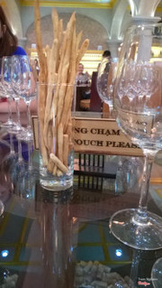 Bánh ăn kèm với rượu (bánh rất nhạt)