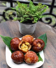 Rốt cuộc, sau 30 năm, tôi đã tìm thấy bánh rán ngon nhất Hà Nội... Một ngày mùa hè, mà vỏ bánh nóng giòn tan, thơm ngậy mật mía hay đường bọc tan chảy trong miệng, không có cảm giác dầu mỡ khét. Nhân bánh không hề ngọt, đậu xanh nhuyễn lịn cùng dừa sợi bùi thơm, đặc biệt là tươi. Có lẽ do lớp mật hoặc đường, mà vị nhân không hề ngọt nó đã làm nên chính xác sự hoàn hảo kết hợp cho thứ bánh thần thánh này. Kích thước nhỏ xinh, đủ lớn để nhân bánh đẫy đà, nhưng đủ nhỏ để một người khó tính nhất cũng không thể dừng sau chiếc bánh thứ 2. 🍪4k/chiếc