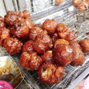 Nhìn chiếc bánh óng ánh phủ lớp đường nâu mà thèm thuồng. Mình đi lúc sớm nên chỉ có bánh rán mật thôi. Tầm trưa thì sẽ có bánh rán lúc lắc nữa. Giá bánh là 4k/1c nha. Mua 5c ăn chẳng hết ý :))) 