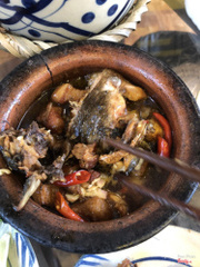 Thịt cá rô kho gừng bị trộn lẫn với thịt heo kho??? 