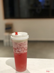 minh order cốc trà dây tây royal cheese của bên này. Sale 60% mà chất lượng cực kỳ luôn ý. Trà đậm vị dâu tây, không bị nhiều đá như ở chỗ khác. Đặc biệt kem cheese không bị lỏng, đặc, gọi như này mà tưởng là x2 kem cheese ý :(( trân châu nhai mỏi mồm không hết. Yêu chỗ này kinh khủng^^ sẽ đóng họ dài dài ạhhhh 