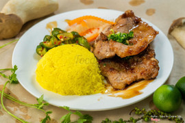cơm sườn cốt lết mật ong