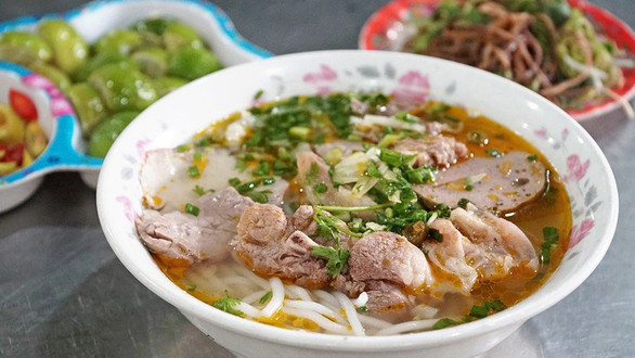 BÚN BÒ HUẾ CÔ LAN