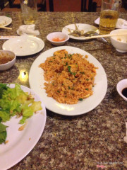 Cơm chiên đỏ tôm cua