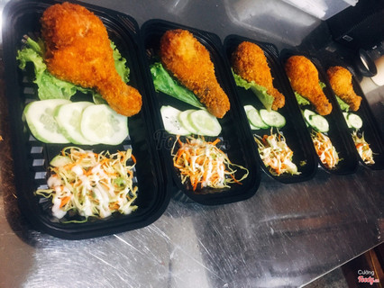 Đùi gà salad
