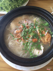 Ôi lần đầu tiên ăn bát bún cá nó lạ như này mỗi tội quán hơi nóng vs đông người quá nên hơi bí bách như mình có con nhỏ phải vào phong cf máy lạnh mà vẫn k ăn thua giơf ms biết là ăn bún ca cùng ra má n rất hợp hihi ngon