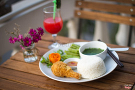 Cơm đùi gà chiên 45k