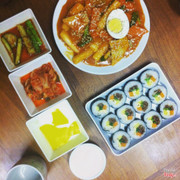 Tobokki, kimbap, kim chi